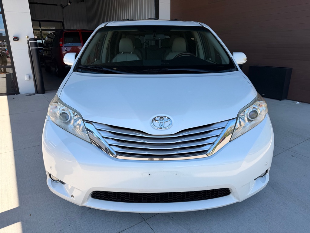 2013 Toyota Sienna Limited V6 AWD 7-Passenger's photo