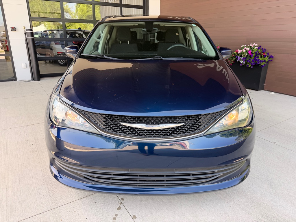 2017 Chrysler Pacifica Touring's photo